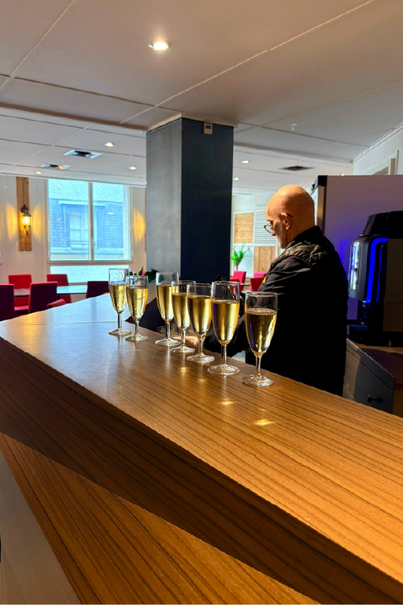 Flûtes à champagne sur le bar Flûtes à champagne sur le bar - AURI
