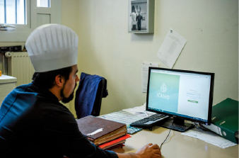 Luis Pires, l’assistant de direction chez Auri. Devant son ordinateur de bureau, graphique colorés à l'appuie